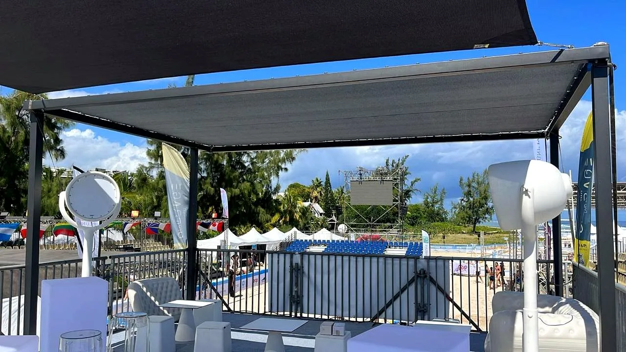 Structure d'ombrage voile blanche pour cérémonie de mariage en bord de mer