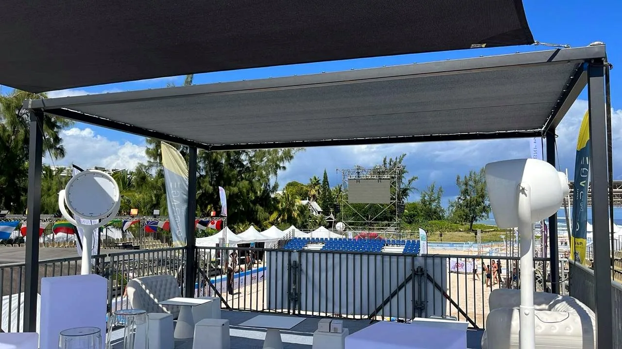 Stand événementiel avec voile d'ombrage en bord de plage