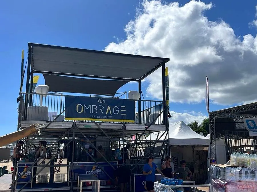 Structure d'ombrage voile tendue sur festival ou événement sportif extérieur
