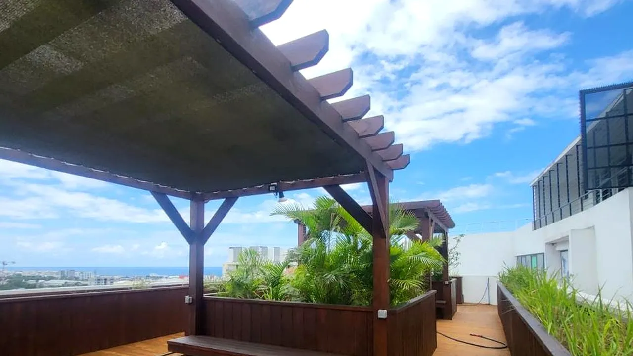 Maison atlantique adaptée au climat avec pergola bioclimatique aluminium