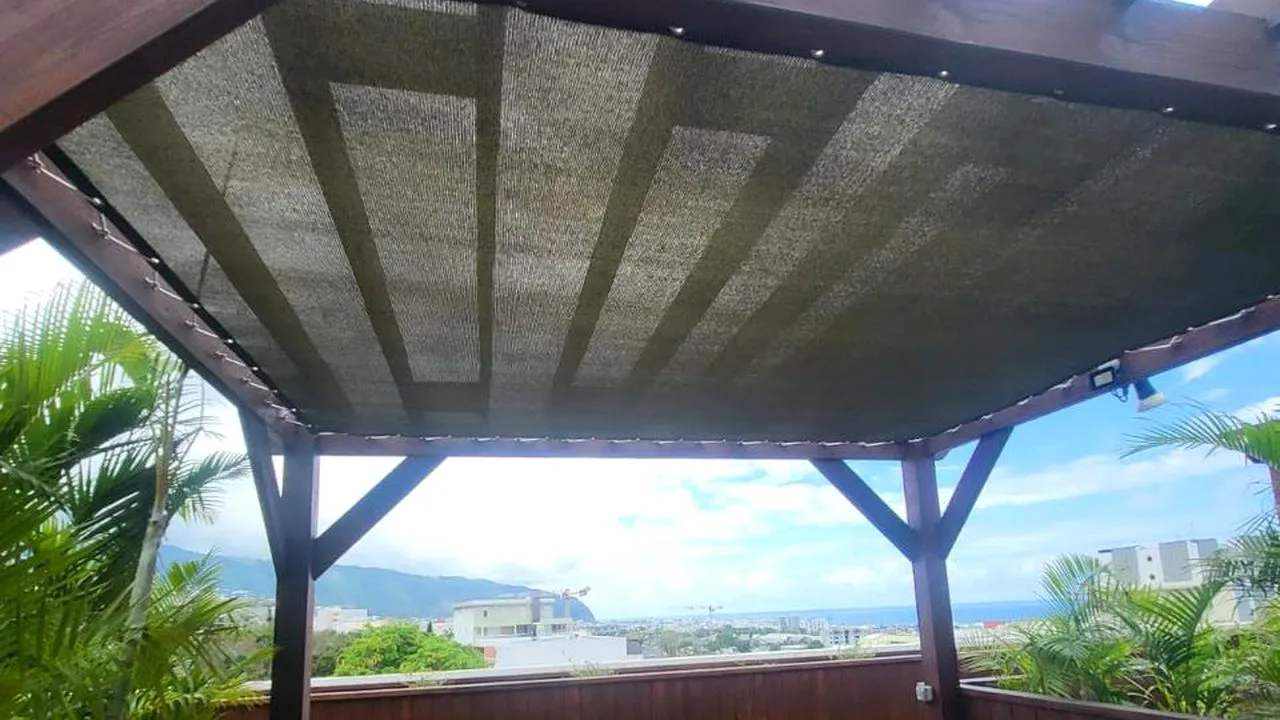 Pergola bois sur terrasse de chambre d'hôtes avec vue panoramique