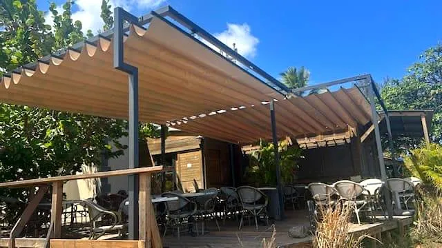 Terrasse de restaurant équipée d'une voile d'ombrage certifiée M1