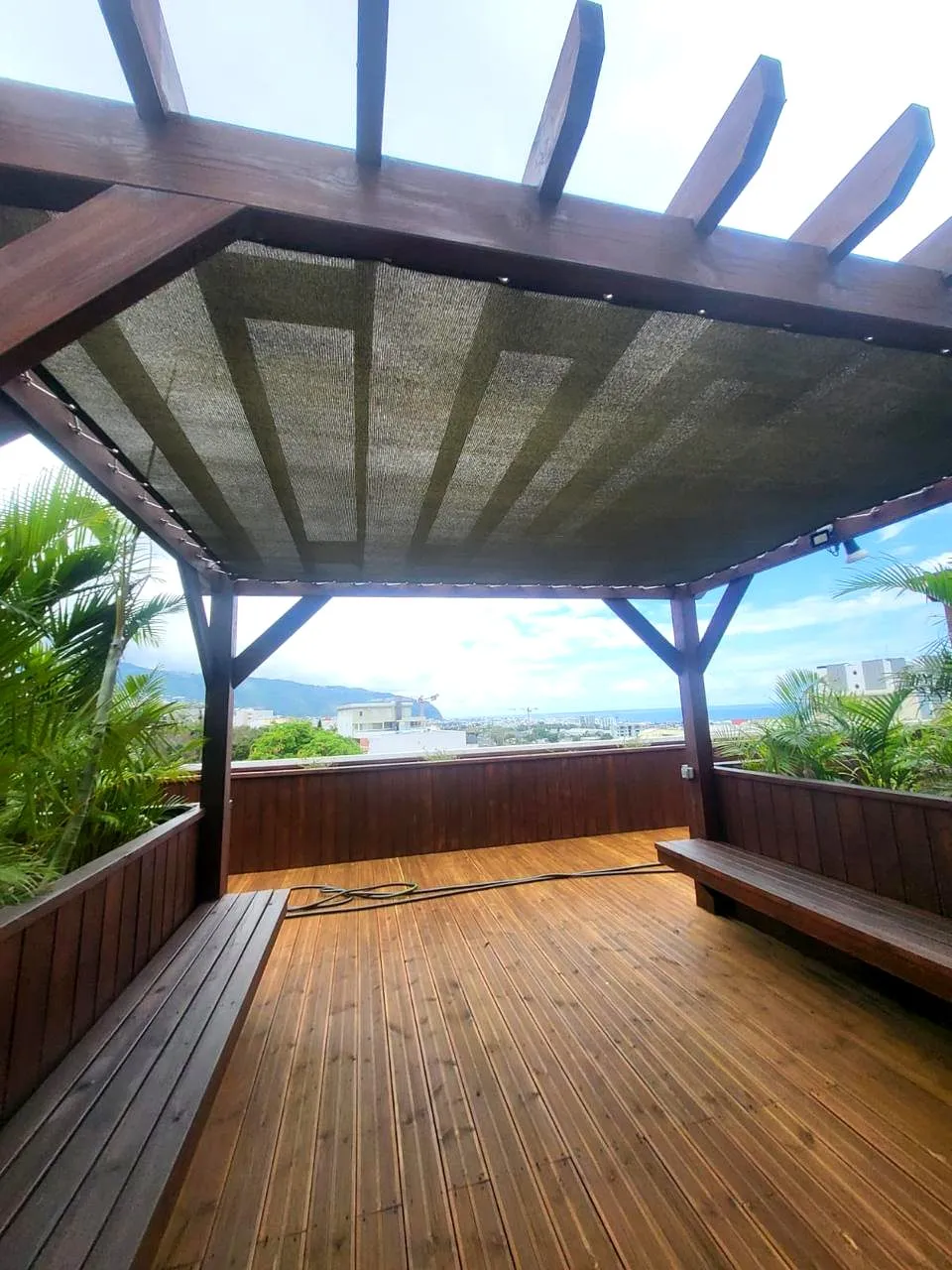 Pergola bioclimatique — vue intérieure des lames aluminium orientables