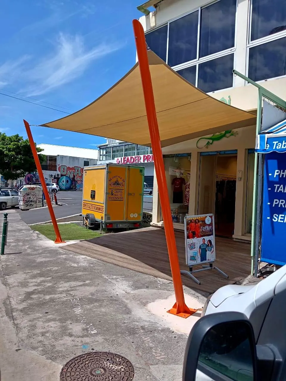 Voile d'ombrage commerciale avec mâts pour terrasse de restaurant ou camping