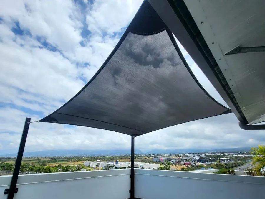 Voile d'ombrage carrée fixée sur toiture-terrasse