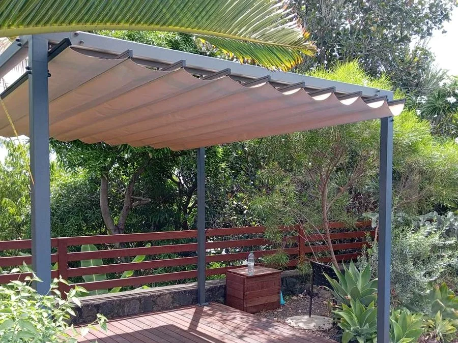 Voile d'ombrage protégeant une cour de maison où jouent des enfants