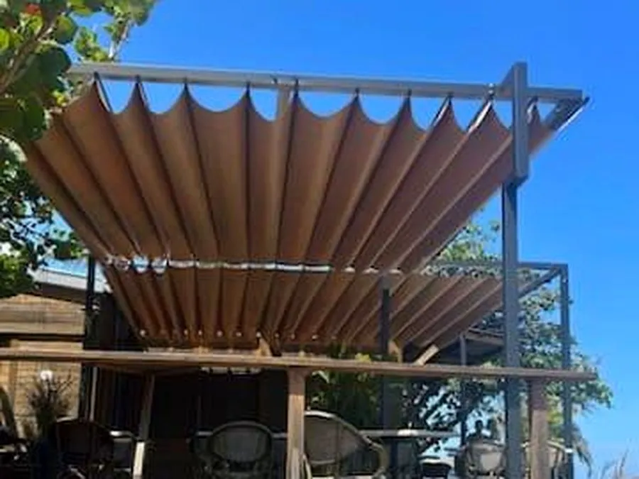 Grande voile d'ombrage rectangulaire au-dessus d'une piscine de villa balnéaire
