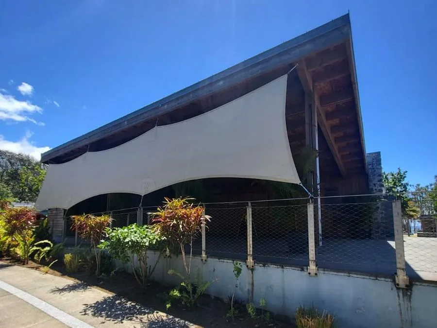 Voile d'ombrage triangulaire pour cour d'école ou collectivité