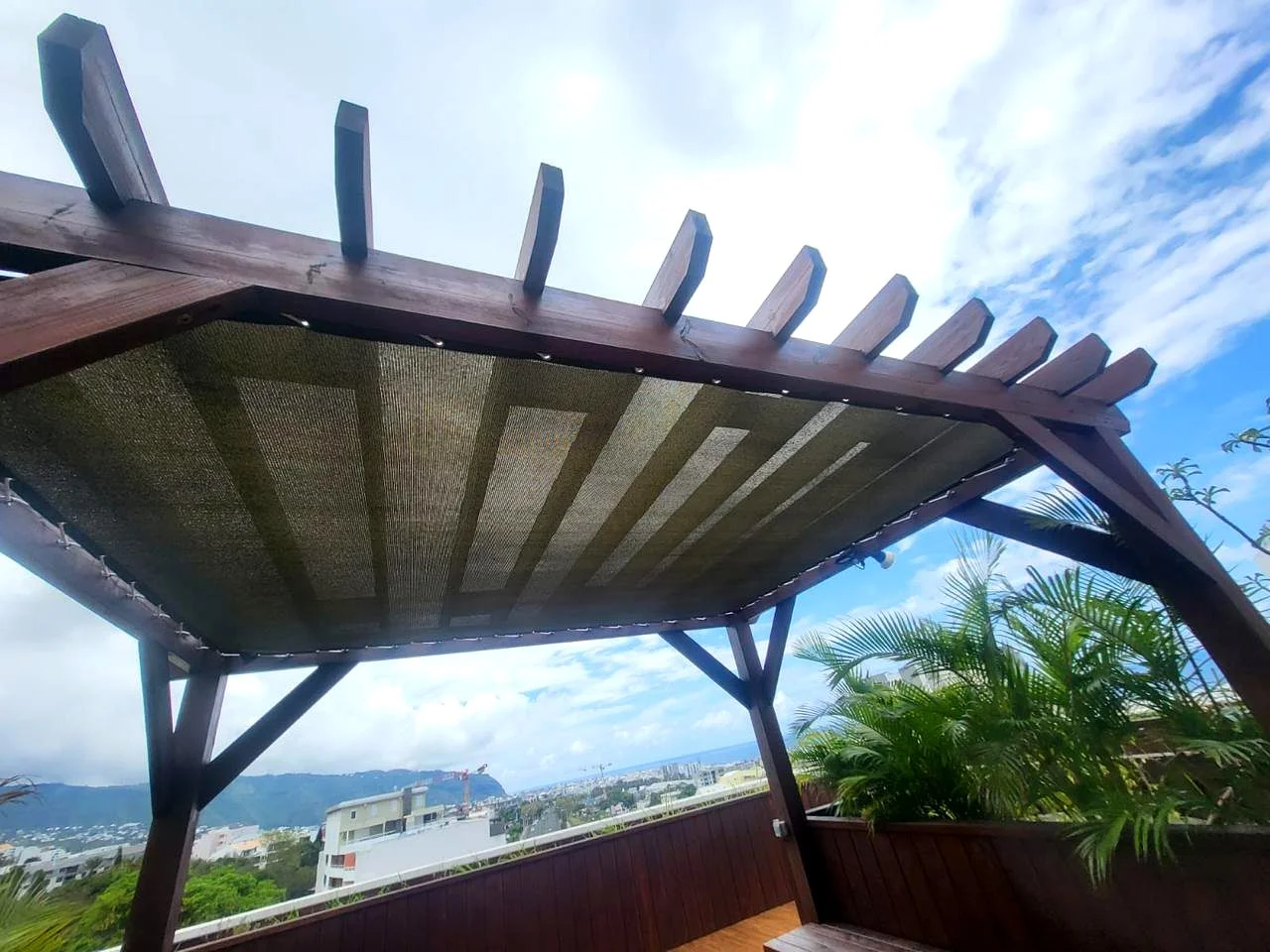 Voile d'ombrage et pergola bois sur terrasse en bord de Golfe du Morbihan